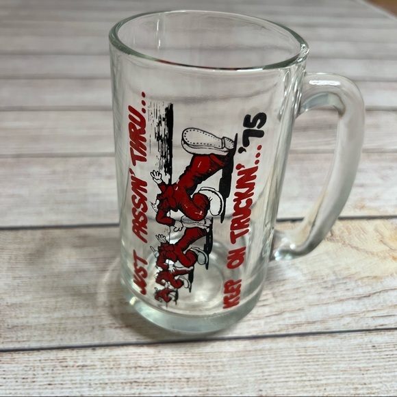 Vintage 1975 "Just Passin Thru Keep On Trucking" Beer Mug Glass - Picture 2 of 7